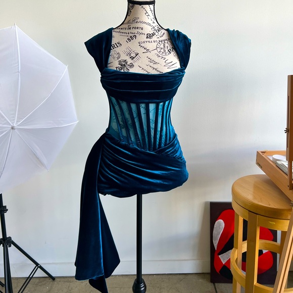 This cute princess like dress is from Miss Circle! Absolutely love the color!!! - Picture 5 of 6